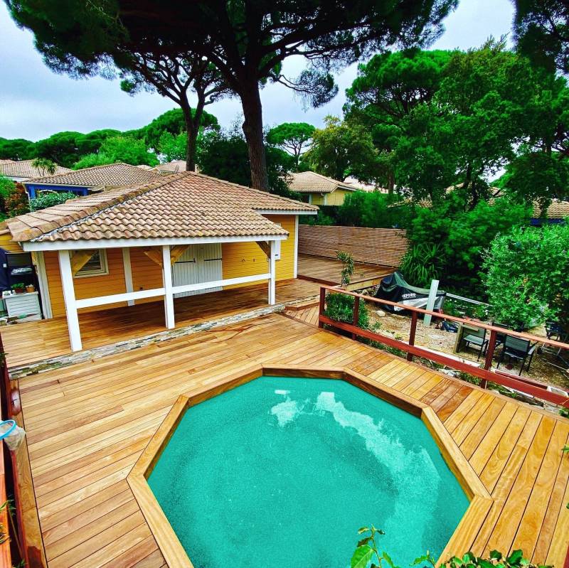 Construction d’une terrasse en bois exotique Cumaru et pose bardage bois moderne à Six Fours 83